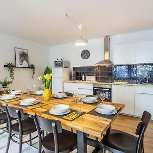 Apartment 3 Bedroom In Great Location - Unit 4